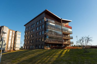 Beş katlı bir apartmanın dışında..