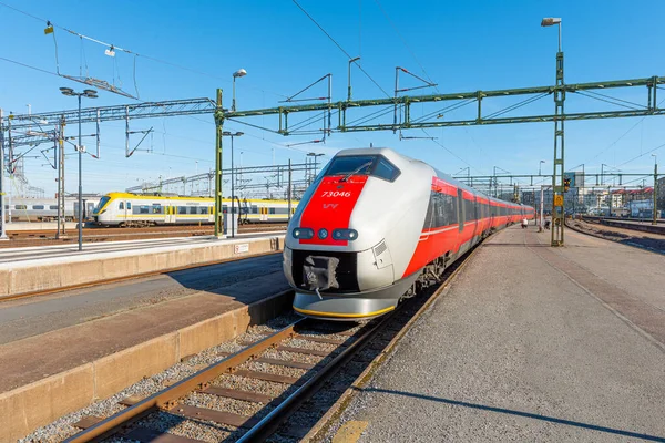 Göteborg, İsveç - 12 Mart 2022: VY treni Gothenburg merkez istasyonuna varıyor.