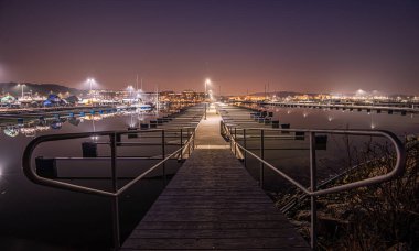 Göteborg, İsveç - 22 Mart 2022: Baharın başlarında boş marinanın gece fotoğrafı.