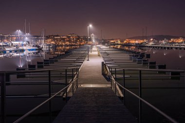 Göteborg, İsveç - 22 Mart 2022: Baharın başlarında boş marinanın gece fotoğrafı.