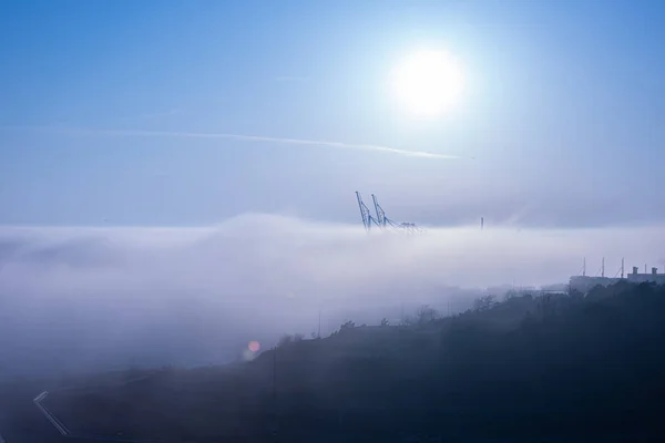 Grúas Contenedores Ociosos Niebla Densa —  Fotos de Stock