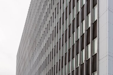 Göteborg, İsveç - 10 Ocak 2021: Yüksek cam ve beton ofis binalarına bakıyoruz.