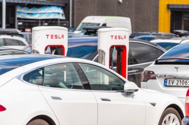 Lyngdal, Norveç - 02 Ağustos 2021: Tesla süperşarjında elektrikli arabalar şarj ediliyor.