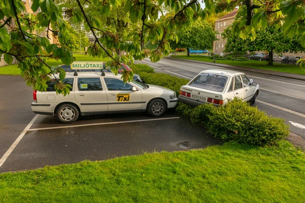 Göteborg Svédország Május 2014 Rosszul Parkoló Autó Bokrok — Stock Fotó