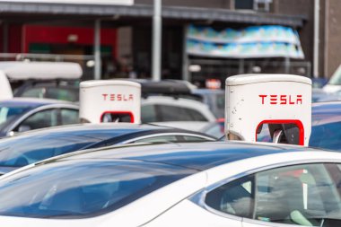 Lyngdal, Norveç - 02 Ağustos 2021: Tesla süperşarjında elektrikli arabalar şarj ediliyor.