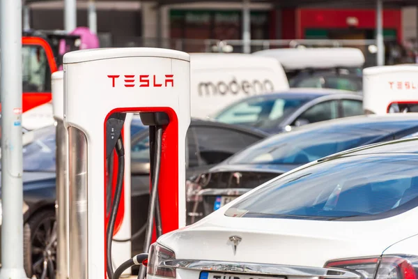 Lyngdal, Norveç - 02 Ağustos 2021: Tesla süperşarjında elektrikli arabalar şarj ediliyor.