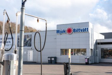 Sign of Mjuk Biltvatt on the facade of a car wash..