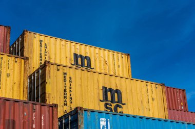 Sarı MSC nakliye konteynerleri üst üste istiflenmiş..