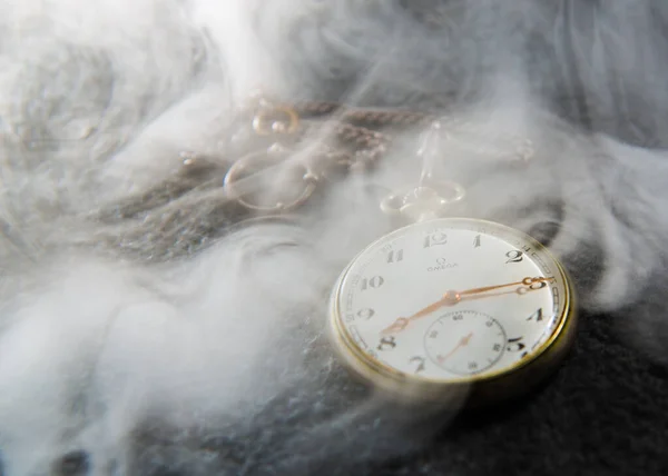 Relógio Bolso Omega Velho Deitado Sobre Têxteis Cinzentos Com Fumaça — Fotografia de Stock