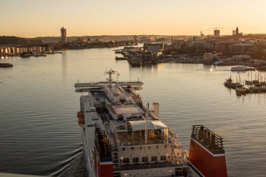 Göteborg, İsveç - 05 Nisan 2022: Stena Jutlandica sabah güneşinde Gothenburg limanına vardı.