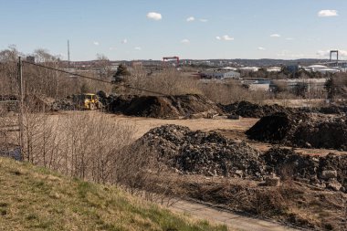 Göteborg, İsveç - 30 Mart 2022: Bir inşaat sahasına bakıyorum.