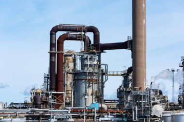 Göteborg, İsveç - 03 Nisan 2022: Petrol rafinerisinde borular ve tesisat.