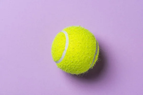 Gele Tennisbal Een Paarse Tafel — Stockfoto