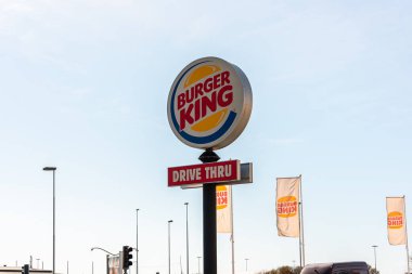 Göteborg, İsveç - 3 Nisan 2022: Burger King Drive Thru bir restoranın yanındaki direkte.