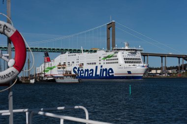 Göteborg, İsveç - 03 Mayıs 2022: Feribot Stena Scandinavica Alvsborgsbron 'un altından geçen Göteborg limanına vardı.