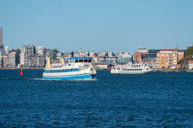 Göteborg, İsveç - 03 Mayıs 2022: Nehirden geçen yolcu feribotları.