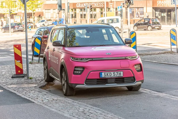 瑞典哥德堡 2022年5月15日 Pink Kia Soul电动车进入 带有Foodora标志 — 图库照片