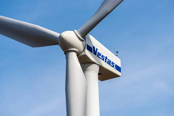Göteborg, İsveç - 3 Nisan 2022: Rüzgarda dimdik duran Vesta rüzgar türbini.