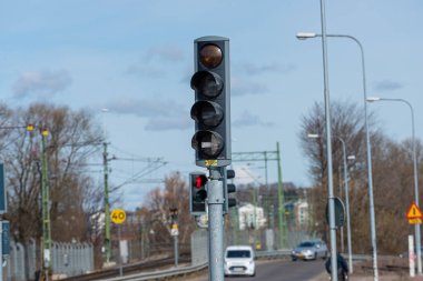 Trafik ışığı otobüs trafiğini düzenliyor..