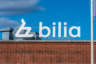 Bilia 'nın logosu bir deponun cephesinde...