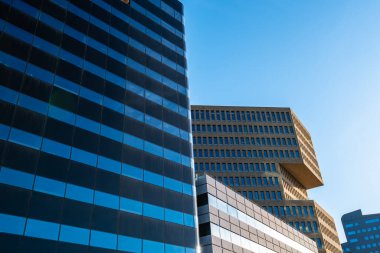 Yeni inşa edilmiş binaların cepheleri..