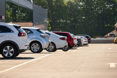 Alışveriş merkezinin çatı katındaki park yerinde arabalar...