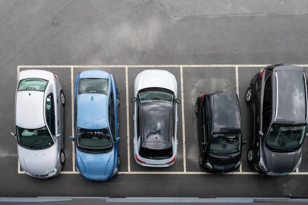 Sechs Autos Auf Parkplätzen Geparkt — Stockfoto
