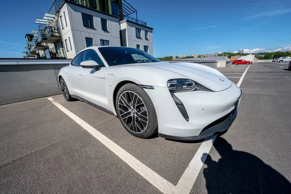 Λευκό 2022 Porsche Taycan Ηλεκτρικά Σπορ Αυτοκίνητο Μια Ταράτσα Στάθμευσης — Φωτογραφία Αρχείου