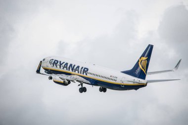 Göteborg, İsveç - 29 Ağustos 2010: Ryanair Boeing 737-8AS EI-DYW Gothenburg Aero Show 'da havalandı.