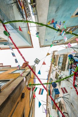 Lisboa, Portekiz - 21 Temmuz 2016: Şehrin güzel sokaklarını keşfetmek.