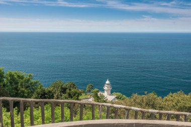 San Sebastin, İspanya - 26 Temmuz 2016: Faro del Monte Igueldo 'daki Biscay Körfezi' ne bakın.