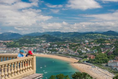 San Sebastin, İspanya - 26 Temmuz 2016: La Concha plajı üzerinde güneşli manzara.