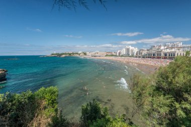 Biarrtz, Fransa - 28 Temmuz 2016: Sıcak bir yaz gününde La Grande Plage.