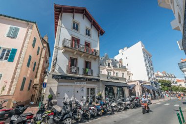 Biarrtz, Fransa - 28 Temmuz 2016: Scooterlar bir Volcom mağazasının önüne park edildi.