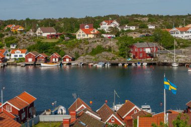 Fiskeback skil, İsveç - 6 Haziran 2007: Körfezin karşısındaki Fiskeback skil 'den ostersidan' a görüntü.