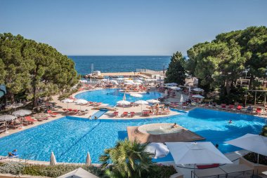 Monako - 8 Temmuz 2008: Le Meridien Beach Plaza Oteli 'ndeki havuz alanı.