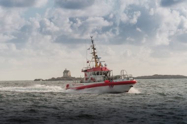 Farsund, Norveç - 19 Temmuz 2009: Farsund 'a giden SAR Agir, Sondre Katland deniz fenerini geçiyor.