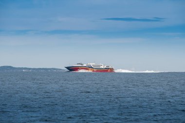 Kristiansand, Norveç - 4 Ağustos 2010: Catamaran feribotu Fjord Cat (IMO 9176060) Hirtshals, Danimarka 'dan Kristiansand, Norveç' e doğru yola çıktı.