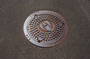 Lindesnes, Norveç - 25 Temmuz 2006: Lindesnes belediyesinin logosuna sahip rögar kapağı Ulefos tarafından yapıldı.