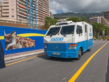 Monako, Monako - 9 Temmuz 2008: Louis II. Bulvarı 'nda zırhlı banka minibüsü.