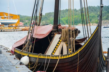 Risor, Norveç - 5 Ağustos 2010: Gaia, Viking uzun gemisi Gokstadskipet 'in kopyası.