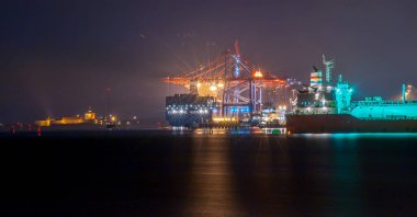 Göteborg, İsveç - 31 Ocak 2012: Gece Göteborg limanında konteyner gemisi boşaltılıyor.