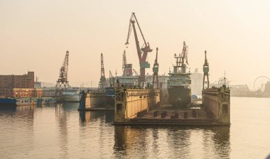 Göteborg, İsveç - 22 Nisan 2011: Sahil Güvenlik KBV 002 Triton (IMO 9380453) Damen Shiprepair Gotaverken rıhtımında.