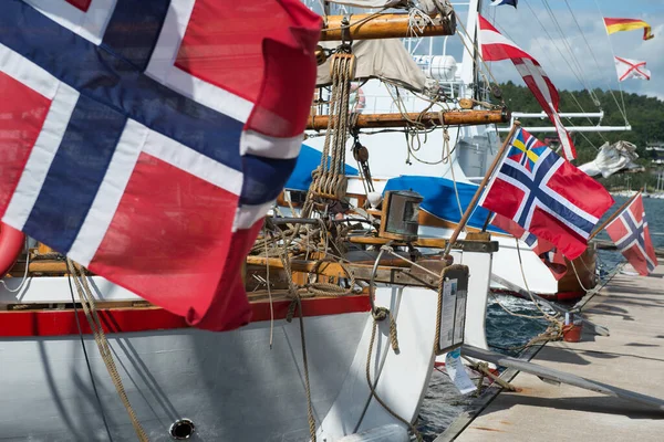 Sandefjord Noruega Julho 2015 Bandeiras Norueguesas Acenando Popa Vários Barcos — Fotografia de Stock
