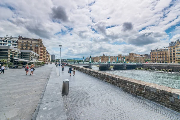 San Sebastian, İspanya - 27 Temmuz 2016: Urumea Itsasadarra ve Puente de Santa Catalina.