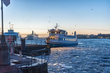 Göteborg, İsveç - 8 Şubat 2011: Feribot Alv-Snabben 3 akşam Rosenlund 'a ulaşır..