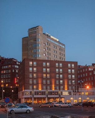 Göteborg, İsveç - 8 Şubat 2011: Riverton Oteli 'nin akşam fotoğrafı.