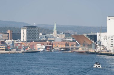 Kristiansand, Norveç - 22 Nisan 2011: Caledonien Oteli, Kristians Katedrali ve Kilden Sahne Sanatları Merkezi ile Kristians ve Skyline 'ın deniz manzarası.