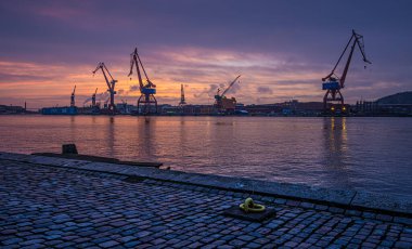 Göteborg, İsveç - 27 Şubat 2015: Güzel bir gün batımında vinçler ve eski rıhtım. .