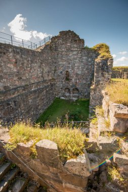 Kungalv, İsveç - 8 Ağustos 2015: Bohus Kalesi 'ndeki iç Bailey' nin bir parçası.